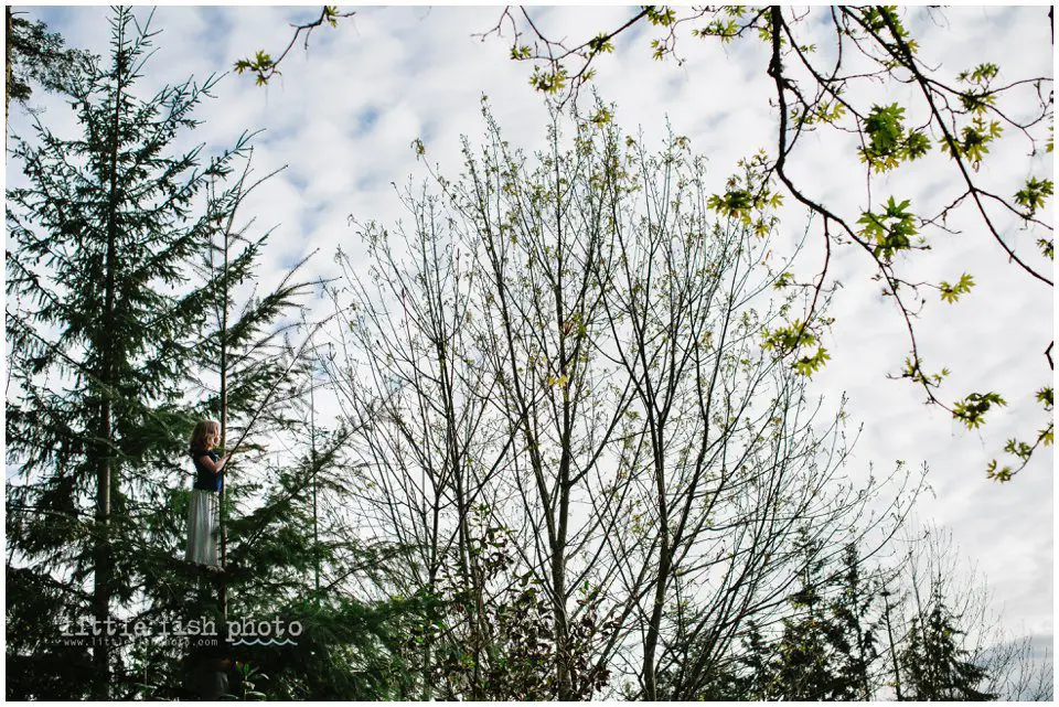 girl in tree - family storytelling photography