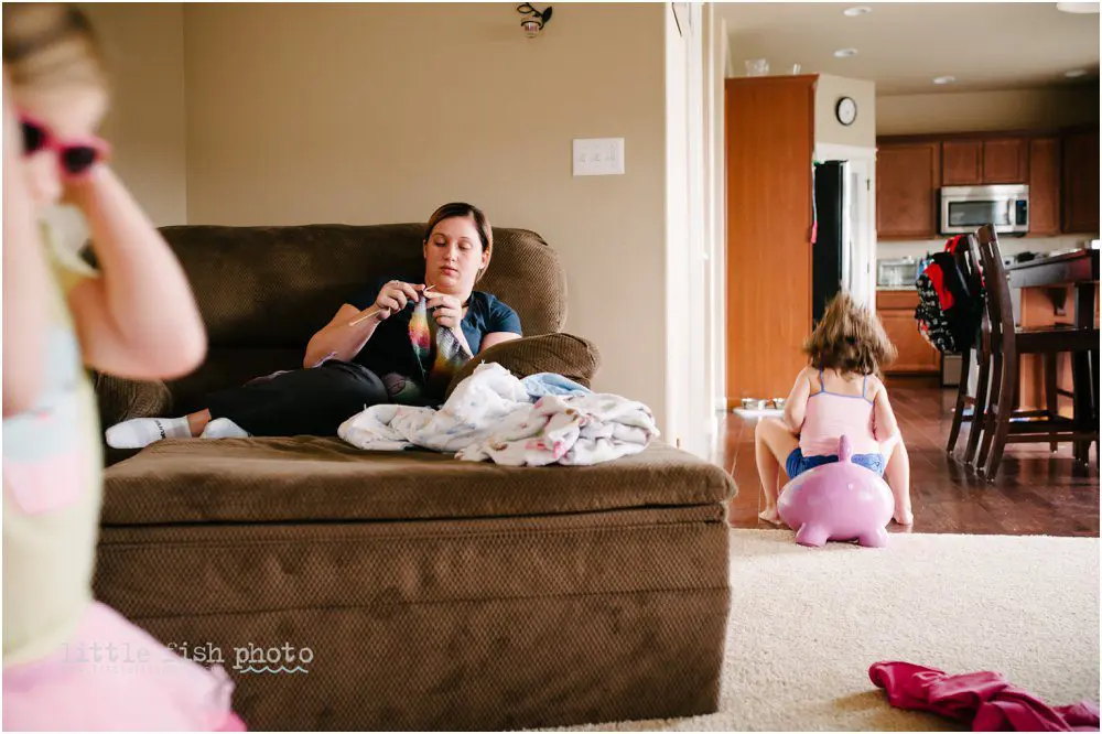 mom knits as girls play