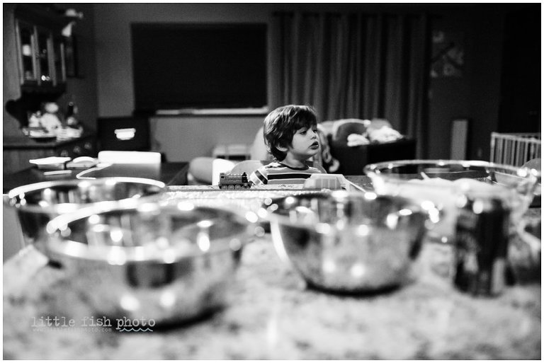 Making dinner together - Family documentary photography