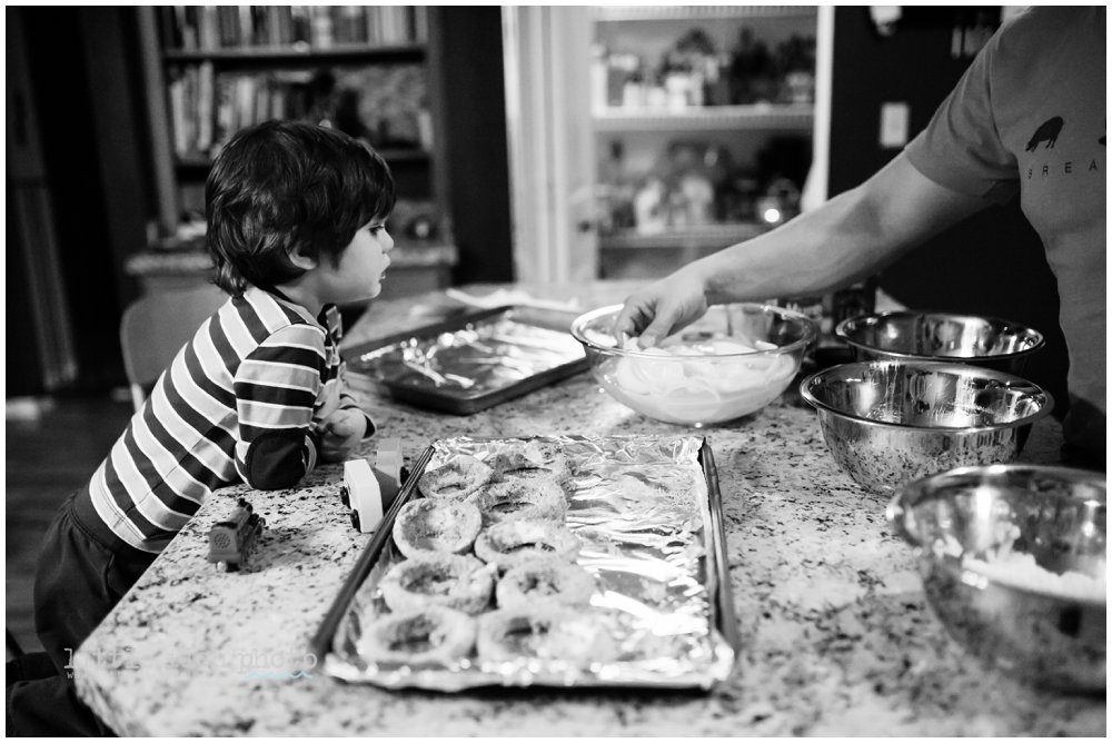 Making dinner together - Family documentary photography