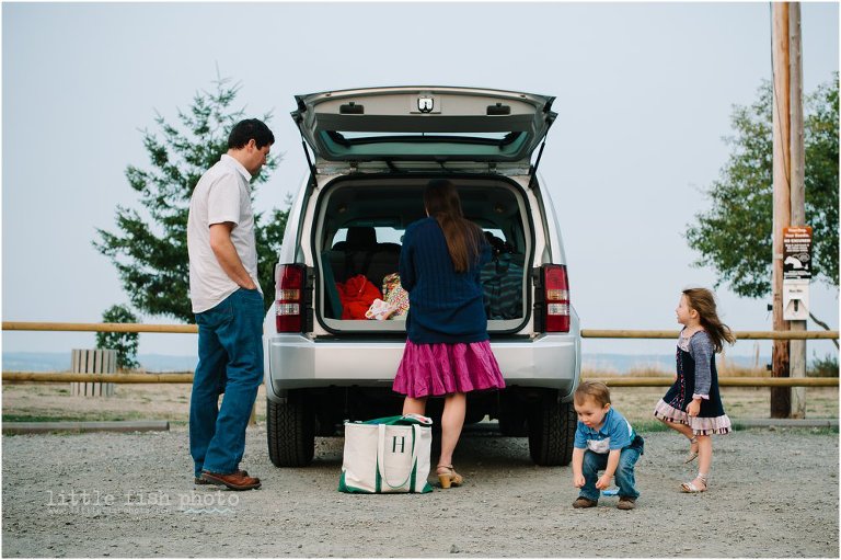 family unpacks car for beach
