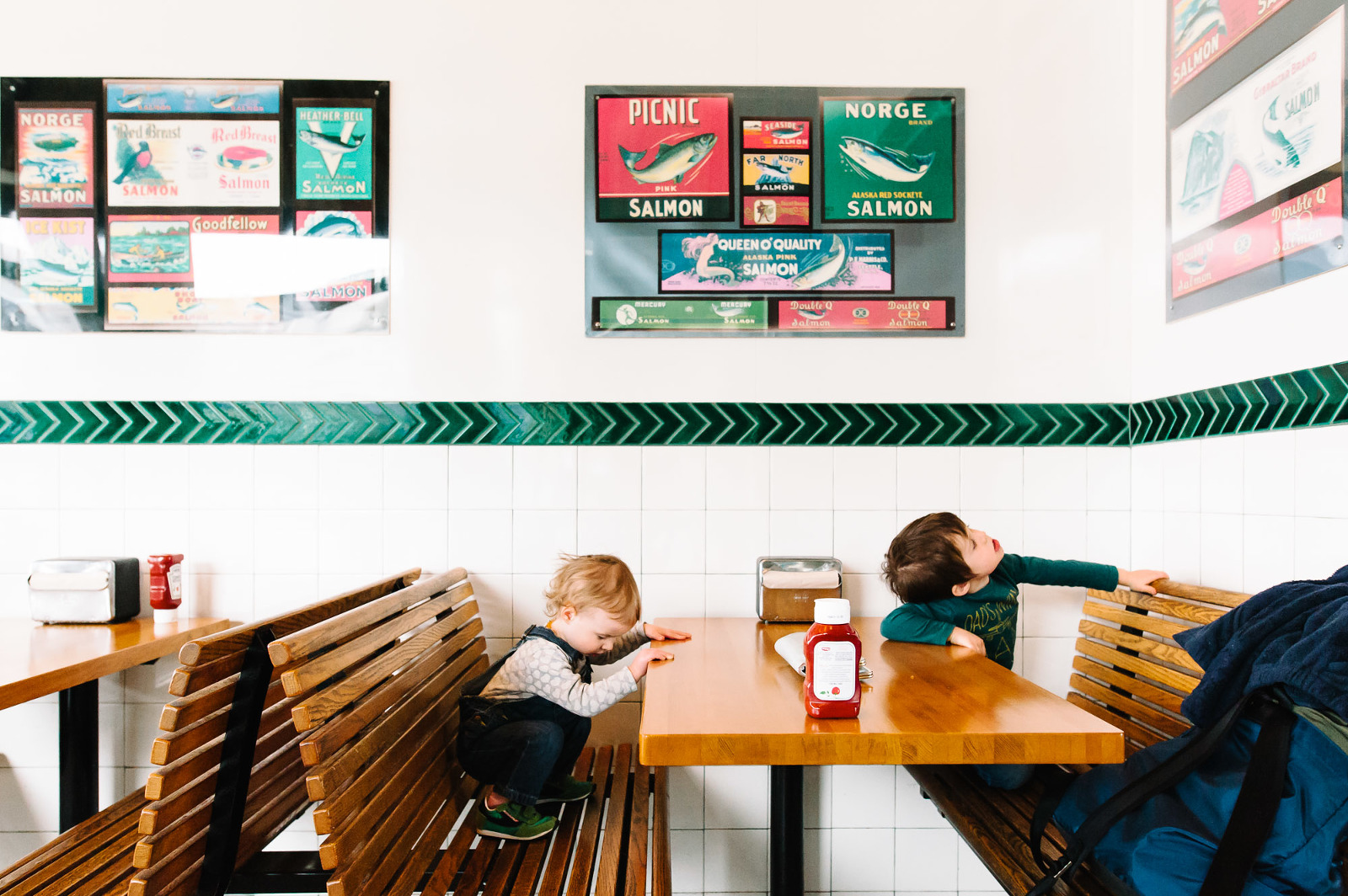 kids waiting at restauraunt