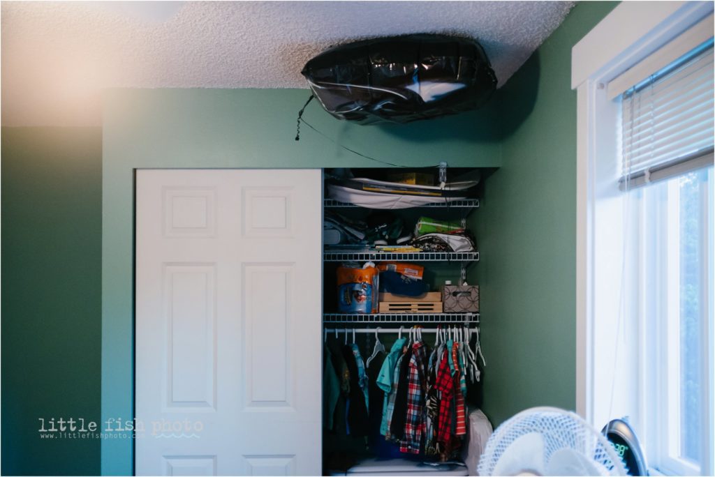 balloon in boy's bed room - day-in-the-life-poulsbo-documentary-family-photographer