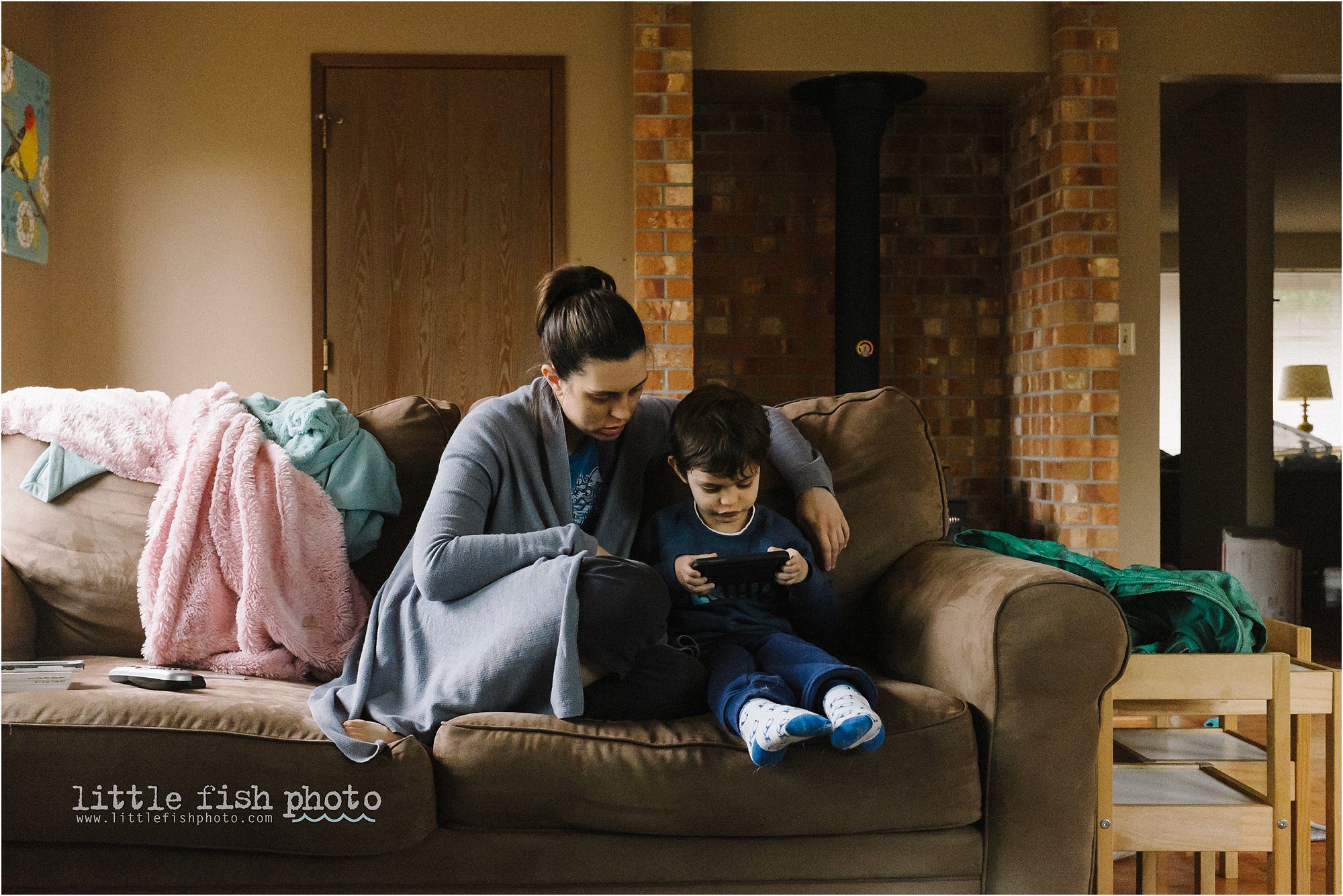 mom and soon play game on phone