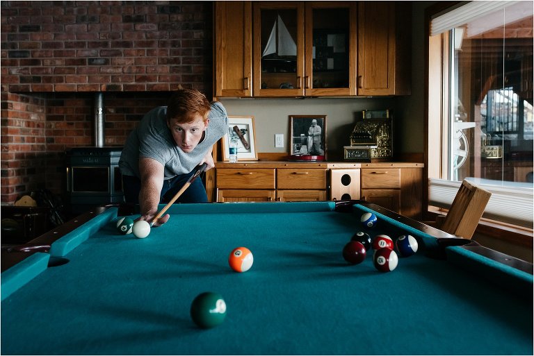 high school senior portraits - boy playing pool